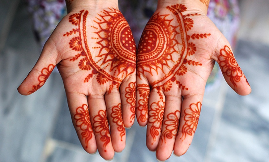 طراحی دست یکی از خواص حنا طراحی دست یکی از خواص حنا